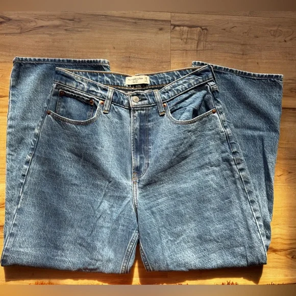 Abercrombie & Fitch High Rise Loose Jean - Picture 8 of 10